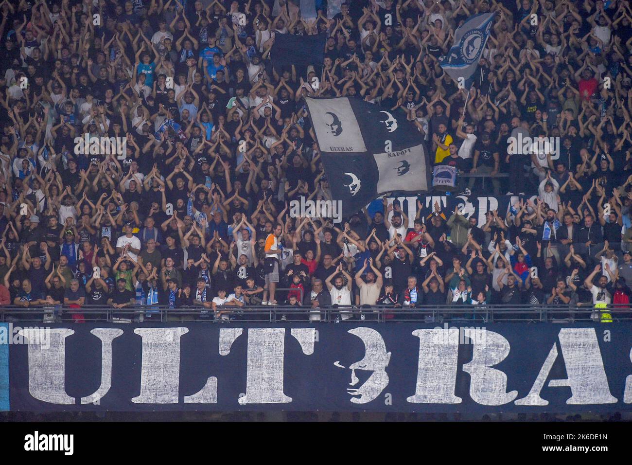 Neapel, Italien. 12 Oktober 2022. Fans von SSC Napoli beim UEFA Champions League-Spiel zwischen SSC Napoli und AFC Ajax im Stadio Diego Armando Maradona Naples Italien am 12. Oktober 2022. Kredit:Franco Romano/Alamy Live Nachrichten Stockfoto