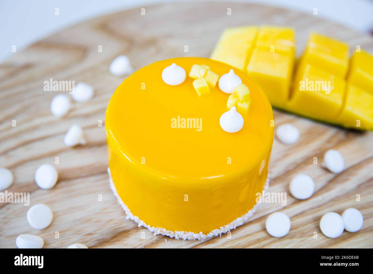 Eine frische Mango-Mousse wird auf einem Holzteller präsentiert Stockfoto