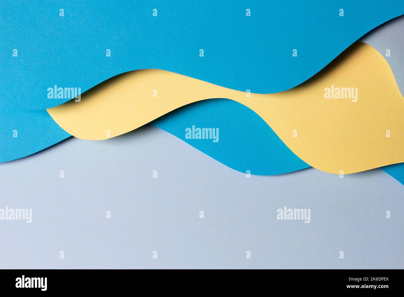 Abstrakt farbigen Papier Textur Hintergrund. Minimale Papierzusammensetzung mit Schichten geometrischer Formen und Linien in gelben und hellblauen Farben Stockfoto