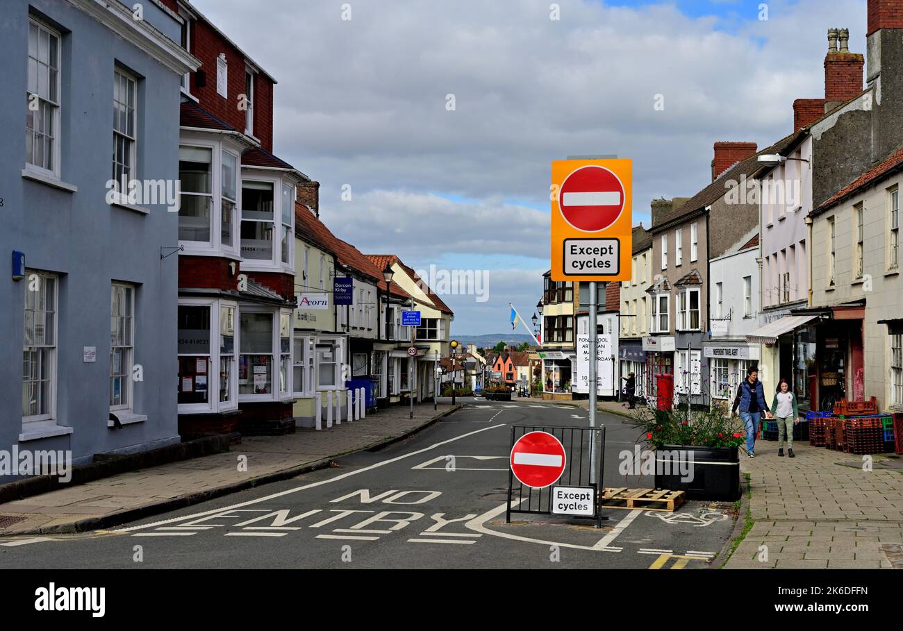 Kein Eintrittsschild, Fußgängerzone im Stadtzentrum von Thornbury mit umstrittener Straßenschließung für Autos, die viele Unternehmen verletzt Stockfoto