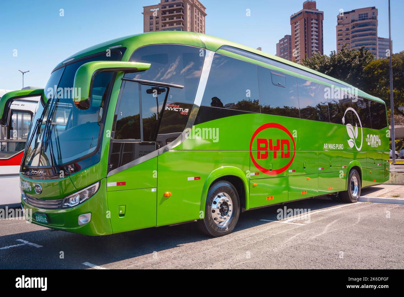 Elektrofahrzeug Comil Campione Invictus 1200 BYD D9W 2021, in der Stadt São Paulo statt. Stockfoto