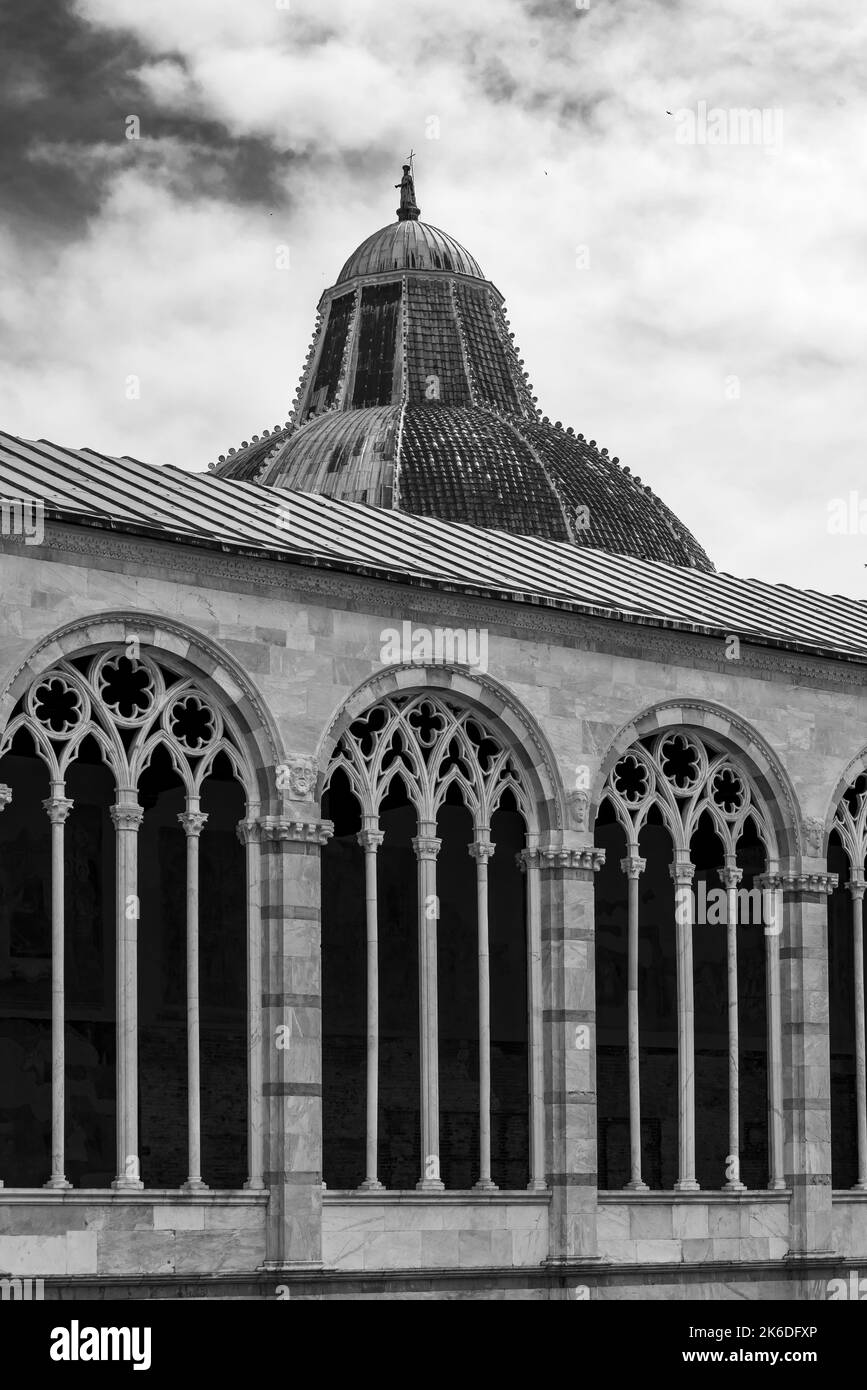 Schwarz-Weiß-Foto mit gotischem Fenster der katholischen Basilika in Pisa Stockfoto