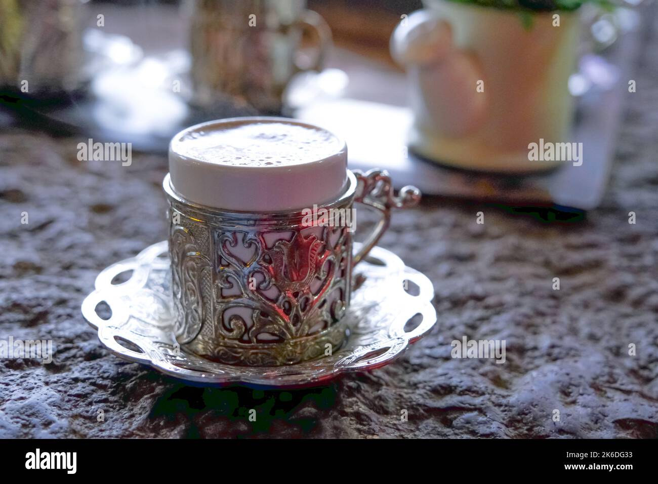 Kupferbecher mit türkischem Kaffee, in heißem Sand zubereitet. Stockfoto