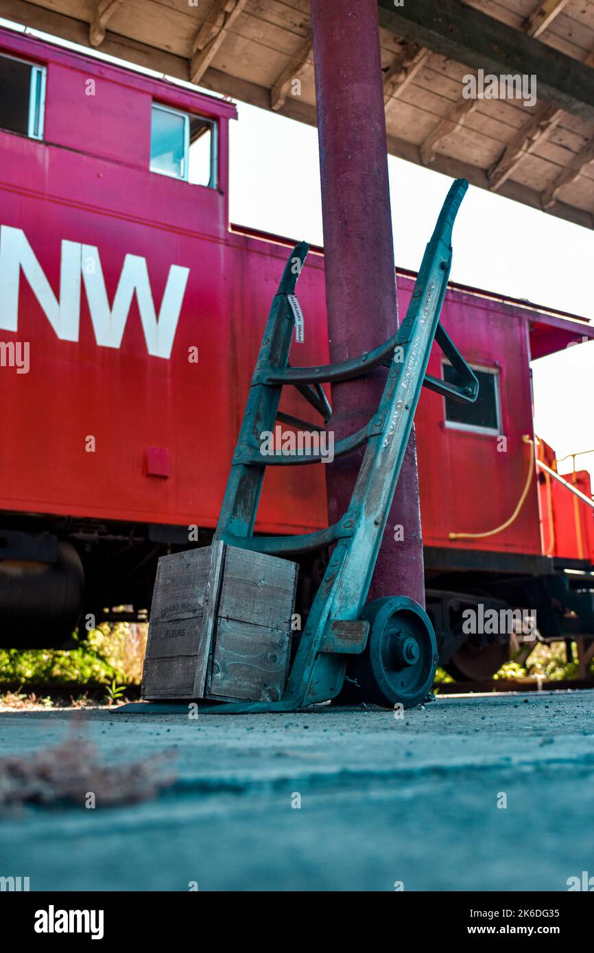 Eine vertikale Aufnahme eines alten Wagens am Bahnhof. Stockfoto
