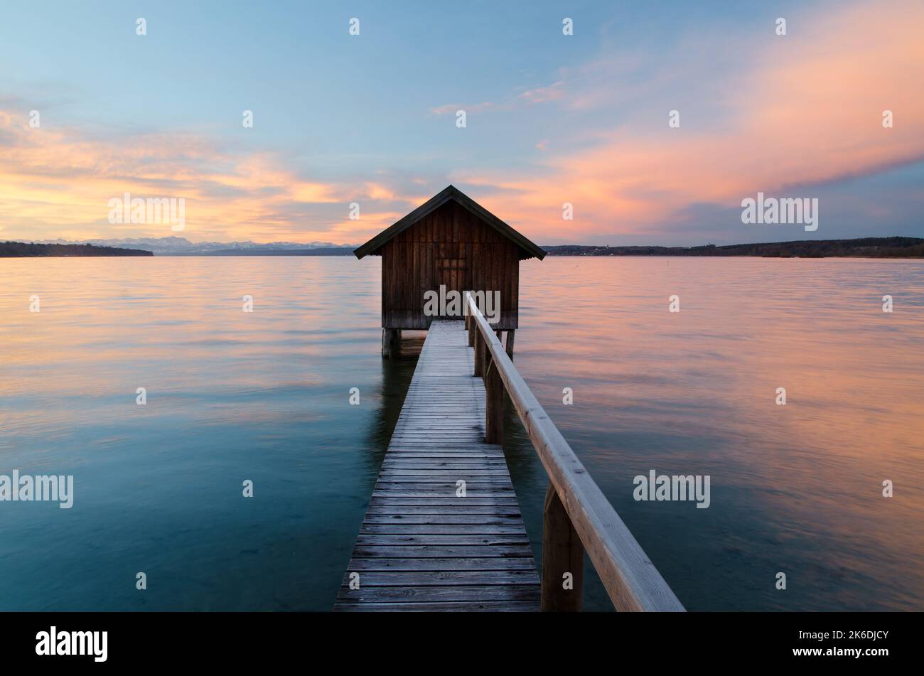 Ein Schuppen bei Sonnenuntergang am Ammersee, Bayern Stockfoto
