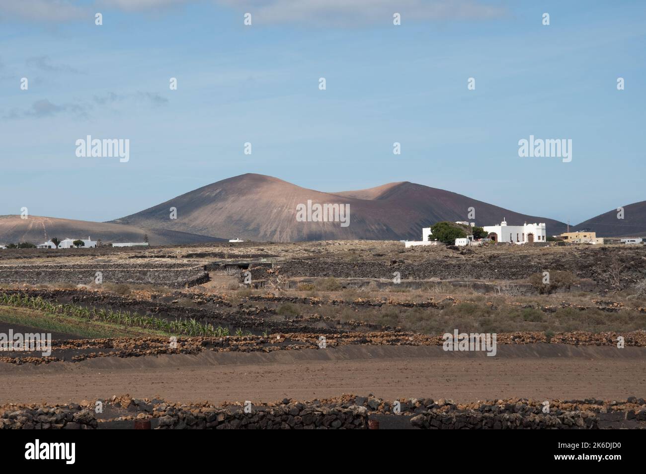 Vulkane (Blick vom Monument für Bauern), San Bartolome, Lanzarote, Kanarische Inseln. Weiße Gebäude, Felder, Lavawände Stockfoto