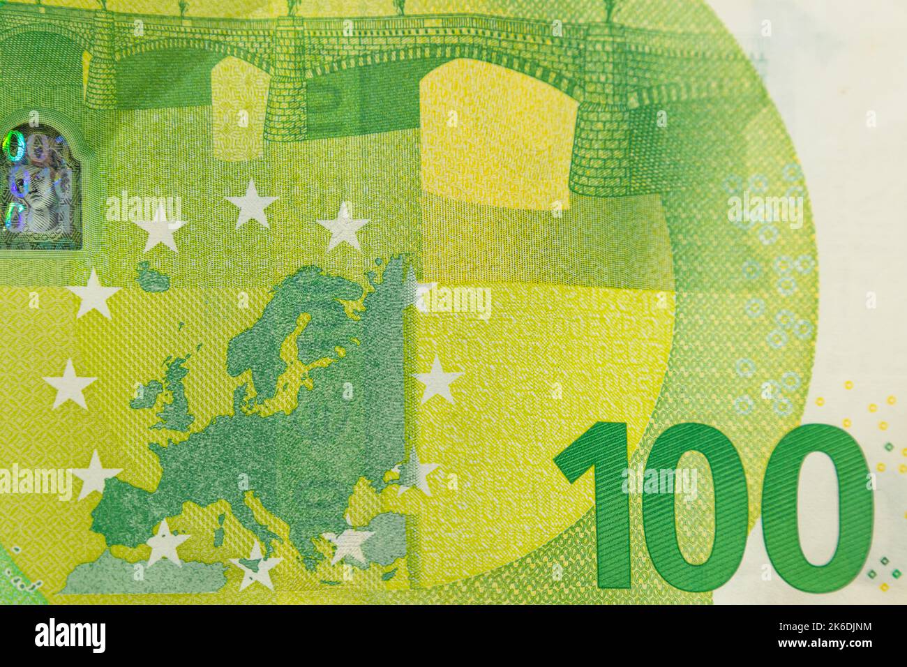 Europa-Karte auf einem 100-Euro-Banknotenschein. Konzept der Vereinigung europäischer Länder Stockfoto