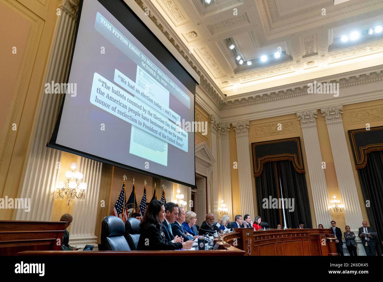 Washington, DC, USA. 13. Oktober 2022. Textauszüge aus einer „Tom Fitton-E-Mail an Molly Michael und Dan Scavino“ werden während einer Anhörung des Auswahlausschusses des Repräsentantenhauses zur Untersuchung des Anschlags vom 6. Januar auf das US-Kapitol am Capitol Hill in Washington am Donnerstag, den 13. Oktober 2022, angezeigt. (Foto von Andrew Harnik/Pool/Sipa USA) Quelle: SIPA USA/Alamy Live News Stockfoto