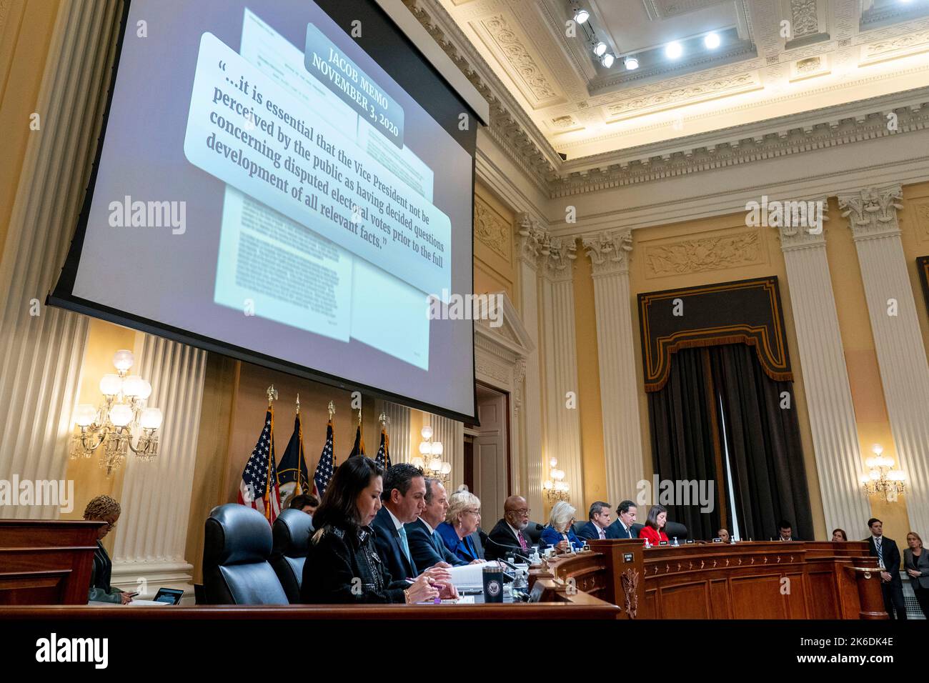 Washington, DC, USA. 13. Oktober 2022. Textauszüge aus einem „Jacob Memo“ werden während einer Anhörung des Auswahlausschusses des Repräsentantenhauses zur Untersuchung des Angriffs auf das US-Kapitol am 6. Januar auf dem Capitol Hill in Washington am Donnerstag, den 13. Oktober 2022, angezeigt. (Foto von Andrew Harnik/Pool/Sipa USA) Quelle: SIPA USA/Alamy Live News Stockfoto