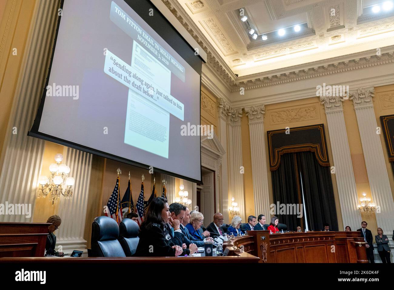 Washington, DC, USA. 13. Oktober 2022. Textauszüge aus einer „Tom Fitton-E-Mail an Molly Michael“ werden während einer Anhörung des Auswahlausschusses des Repräsentantenhauses zur Untersuchung des Angriffs auf das US-Kapitol am Donnerstag, den 13. Oktober 2022, auf dem Capitol Hill in Washington, am 6. Januar gezeigt. (Foto von Andrew Harnik/Pool/Sipa USA) Quelle: SIPA USA/Alamy Live News Stockfoto