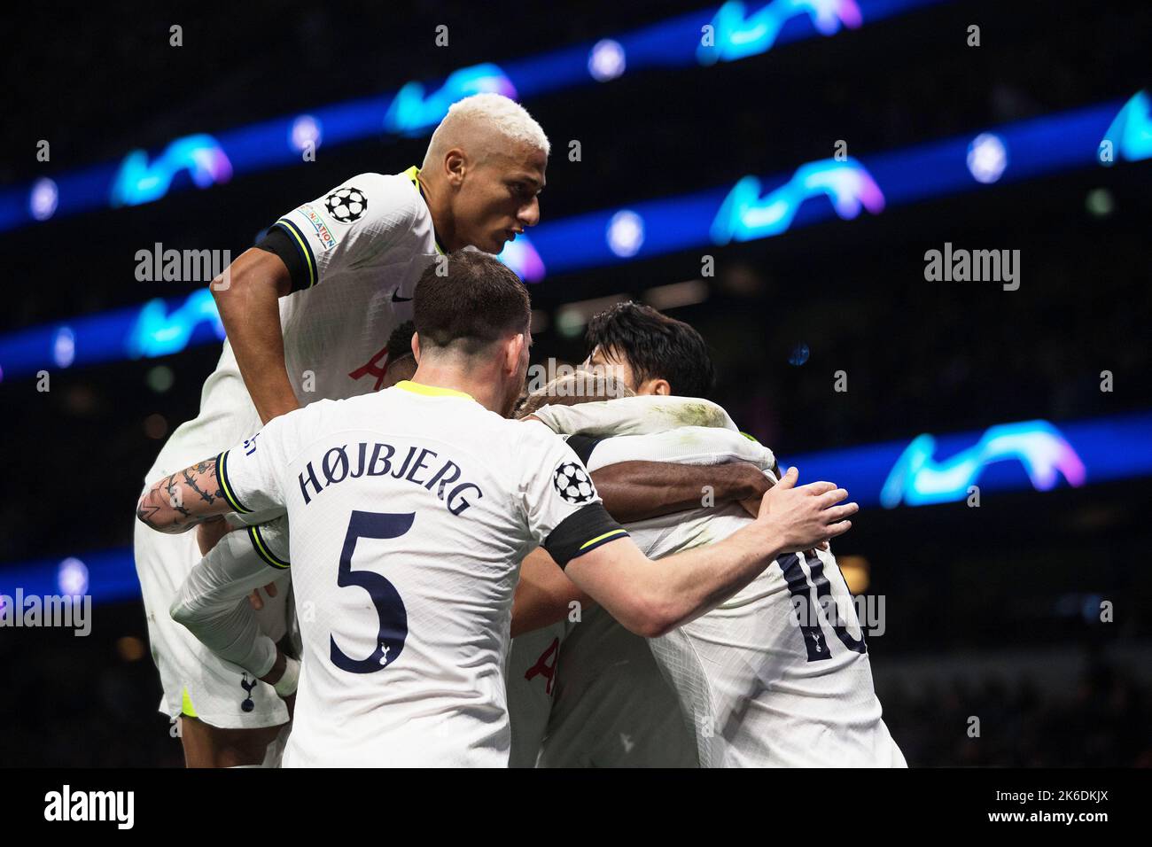 Harry Kane von Tottenham Hotspur (10) feiert mit Teamkollegen, nachdem er seinem Team 2. Tor erzielte und Tottenham Hotspur 2:1 vor sich hatte. UEFA Champions League, Spiel der Gruppe D, Tottenham Hotspur gegen Eintracht Frankfurt am Mittwoch, 12.. Oktober 2022, im Tottenham Hotspur Stadium in London. Dieses Bild darf nur für redaktionelle Zwecke verwendet werden. Nur zur redaktionellen Verwendung, Lizenz für kommerzielle Nutzung erforderlich. Keine Verwendung bei Wetten, Spielen oder Veröffentlichungen in einem Club/einer Liga/einem Spieler. Foto von Sandra Mailer/Andrew Orchard Sports Photography/Alamy Live News Stockfoto