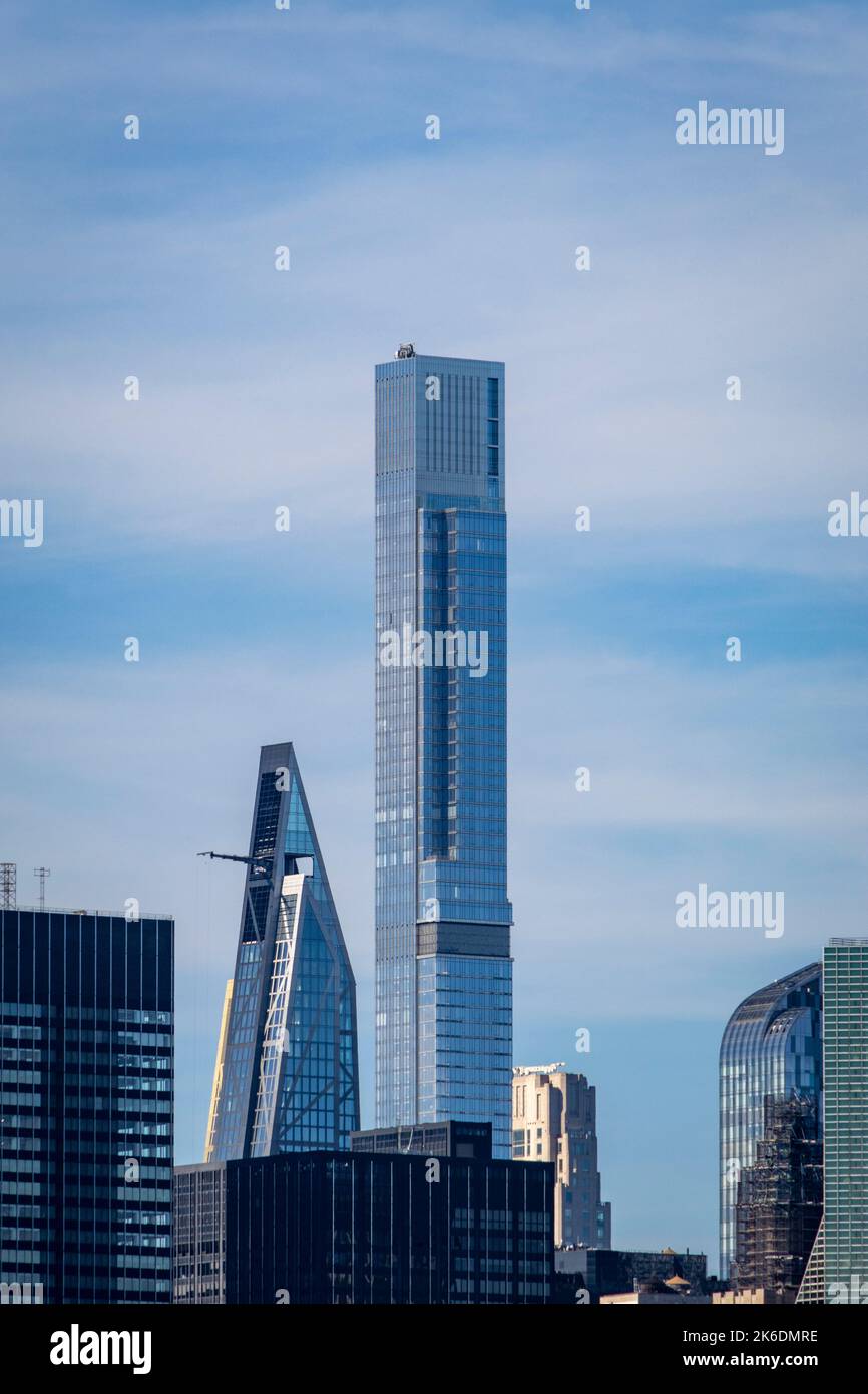 Blick von Brooklyn auf den superhohen Wohnhochhaus im Central Park Tower, 225 West 57. Street, Milliardäre' Row, Manhattan, New York City, USA Stockfoto