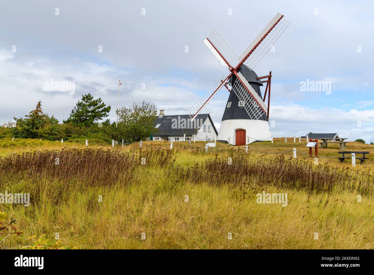 Historische und restaurierte Windmühle auf der Gezeiteninsel Mandö (UNESCO-Welterbe und Teil des Wattenmeernationalparks), Ribe, Südwester Stockfoto