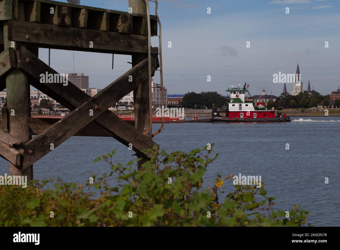 Die mv. Joyce Maxine schiebt am 13. Oktober 2022 einen Schlepptau von Lastkähne flussaufwärts auf dem Mississippi River am French Quarter in New Orleans vorbei. Stockfoto