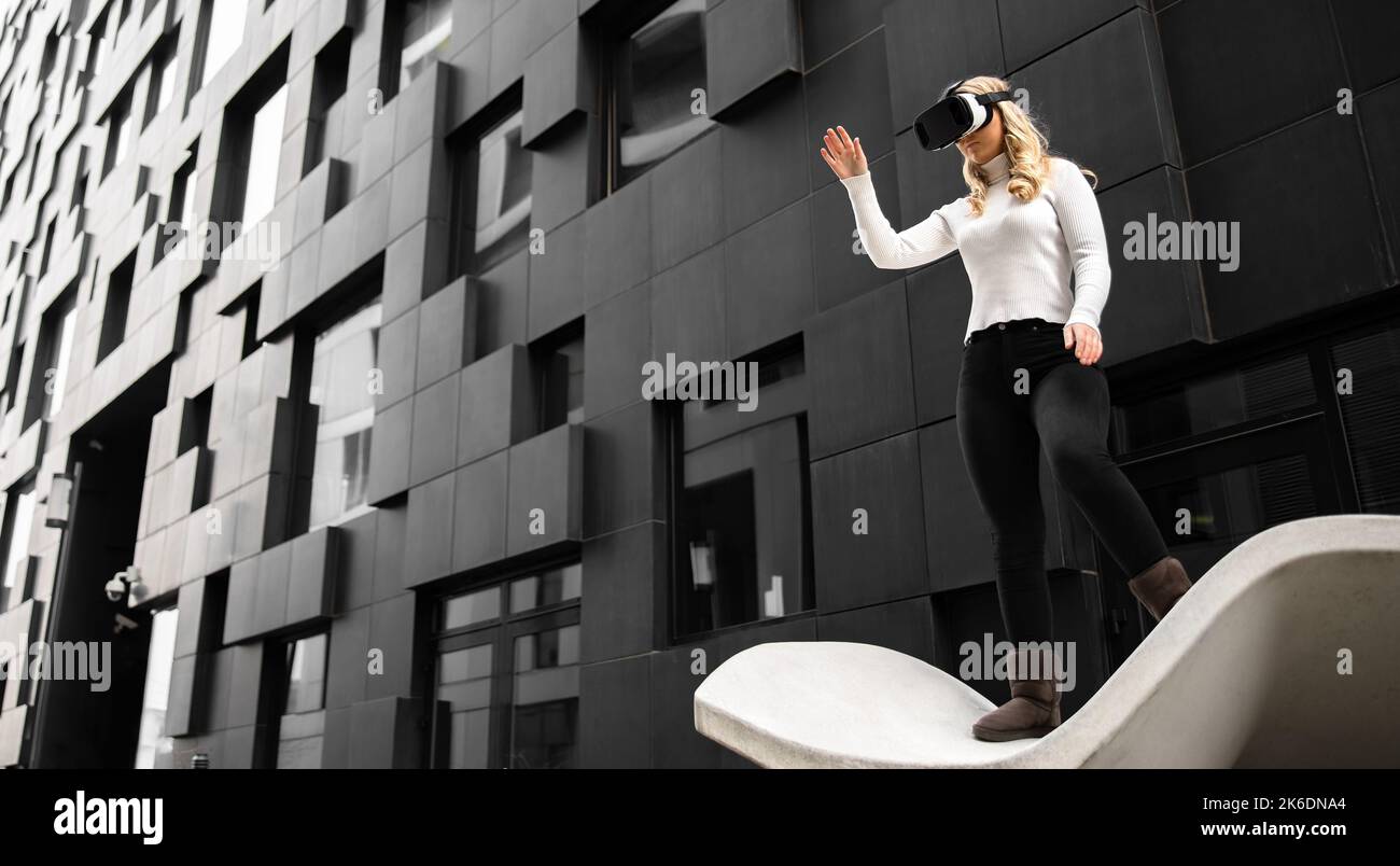 Umweltportrait der Frau mit Virtual-Reality-Brille und Shopper in Metaverse Business Stockfoto