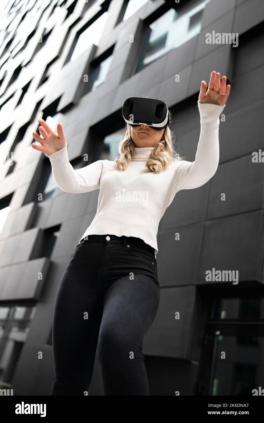 Frau, Die Im Metaverse Business Mit Einer Virtual-Reality-Brille Gestikelt Hat Stockfoto