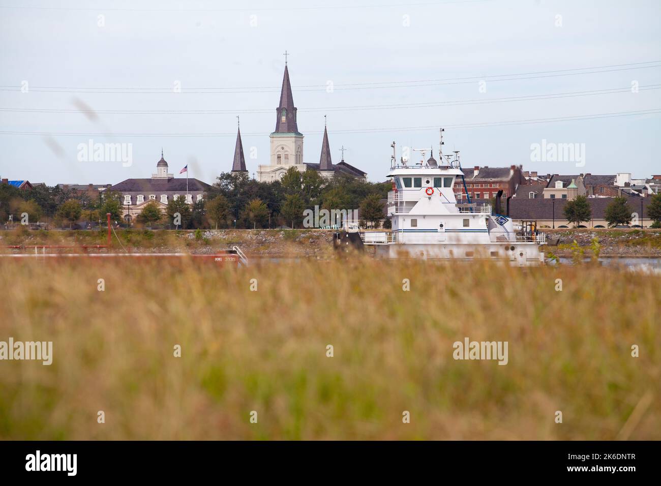 Die mv. Point Mallard schiebt einen Schleppkähne flussaufwärts am 14. Oktober 2022, während Niedrigwasser auf dem Lower Mississippi River, vorbei am French Quarter. Stockfoto