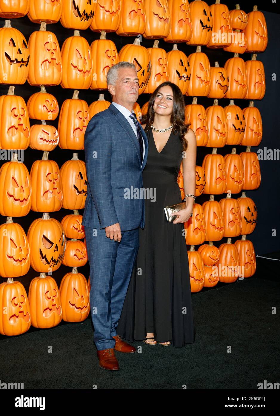 Los Angeles, USA - 11. Oktober 2022: Malek Akkad und Gast nehmen an der Premiere von „Halloween Ends“ im TCL Chinese Theatre Teil Stockfoto