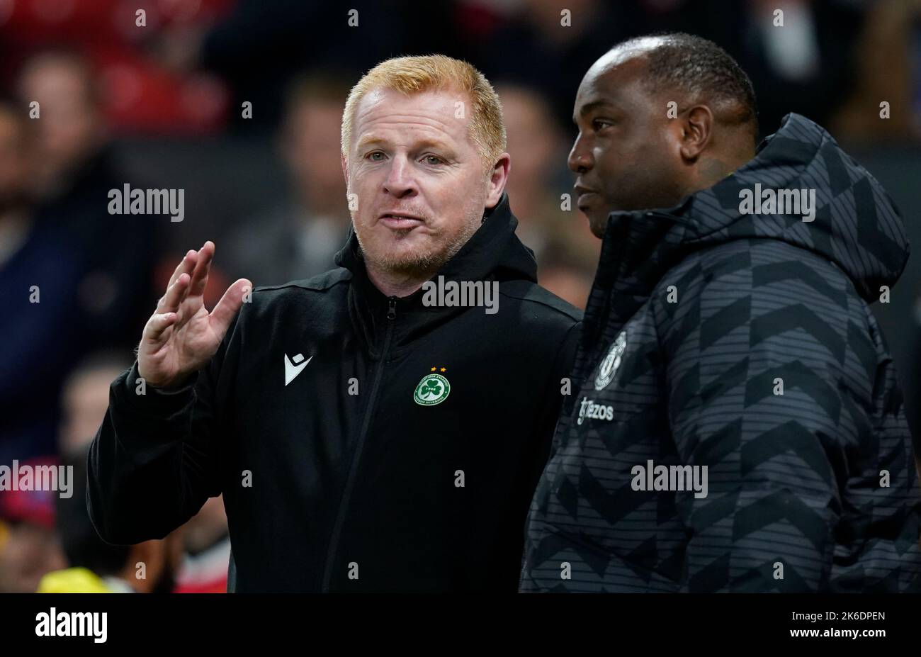 Manchester, England, 12.. Oktober 2022. Neil Lennon Manager von Omonia Nicosia (l.) während des Spiels der UEFA Europa League in Old Trafford, Manchester. Bildnachweis sollte lauten: Andrew Yates / Sportimage Stockfoto