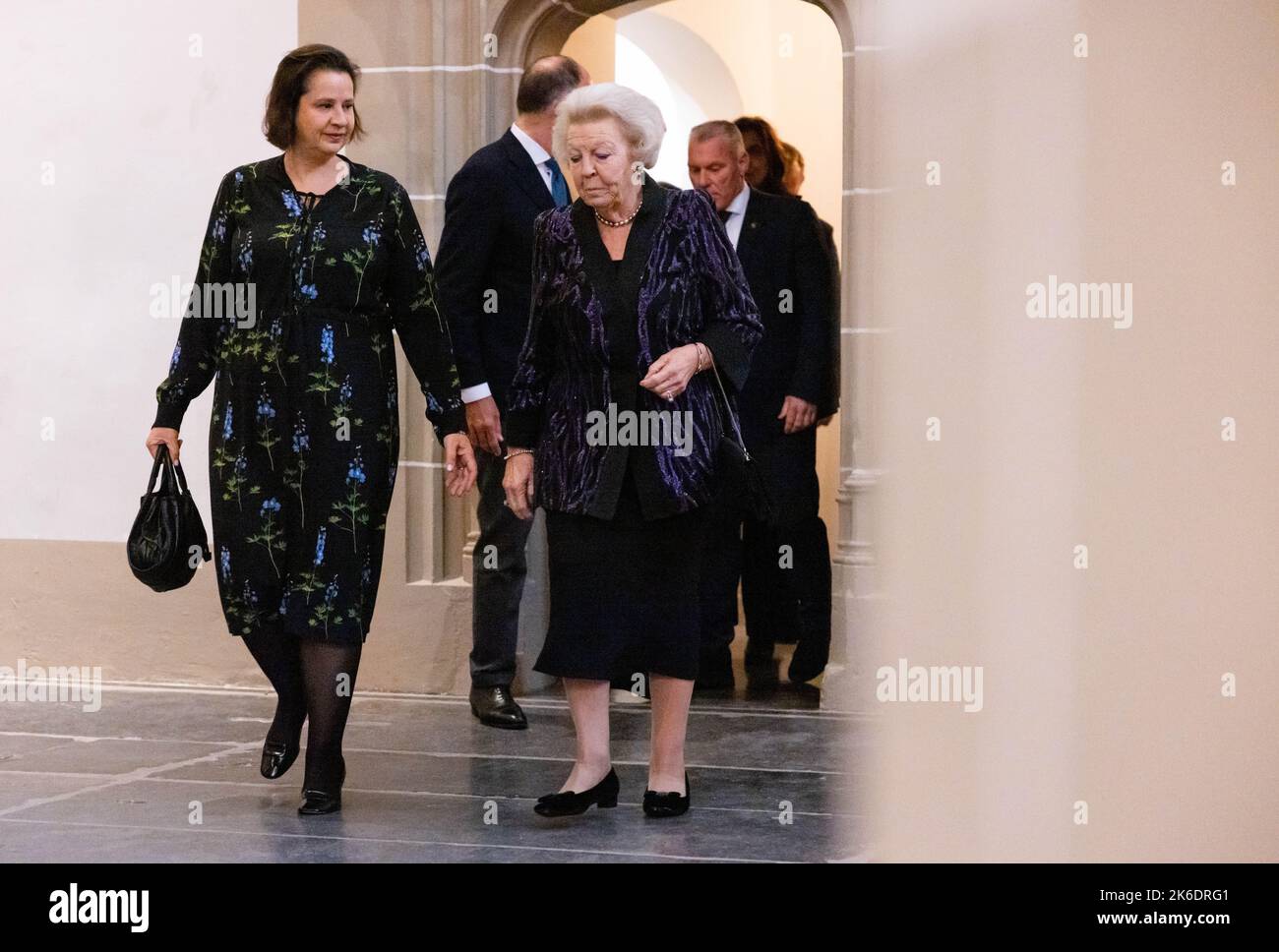 AMSTERDAM - 2022-10-13 18:36:21 AMSTERDAM - Prinzessin Beatrix kommt an der Nieuwe Kerk für die Eröffnung der Ausstellung das Jahrhundert von Juliana, eine Königin und ihre ideale. In diesem Jahr ist Juliana 75 Jahre seit seiner Eröffnung als Königin vergangen. ANP JEFFREY GROENEWEG niederlande Out - belgien Out Stockfoto