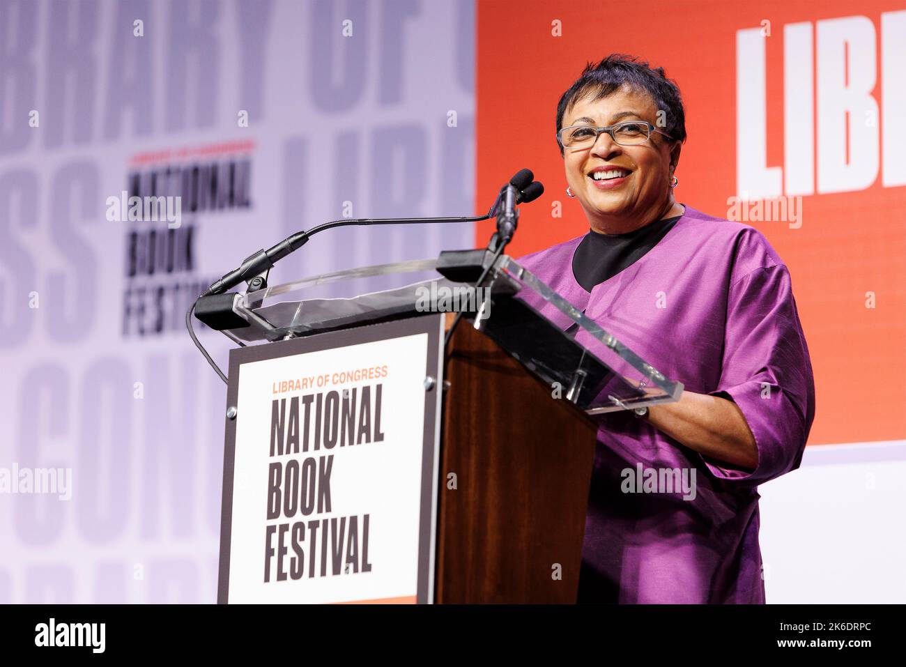 Washington, Vereinigte Staaten von Amerika. 03. September 2022. Die Bibliothekarin des Kongresses Carla Hayden eröffnet offiziell das 2022 National Book Festival auf der Hauptbühne, 3. September 2022 in Washington, D.C..Quelle: Shawn Miller/Library of Congress/Alamy Live News Stockfoto