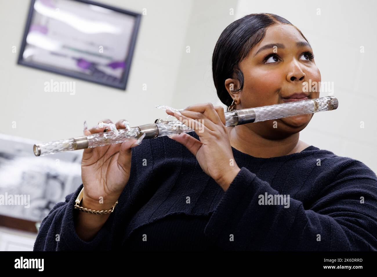 Washington, Vereinigte Staaten von Amerika. 26. September 2022. Die Popsängerin und Songwriterin Lizzo spielt eine 200 Jahre alte Kristallflöte während einer Tournee der Music Division in der Library of Congress am 26. September 2022 in Washington, D.C. die Flöte gehörte einst dem vierten Präsidenten der Vereinigten Staaten, James Madison. Quelle: Shawn Miller/Library of Congress/Alamy Live News Stockfoto