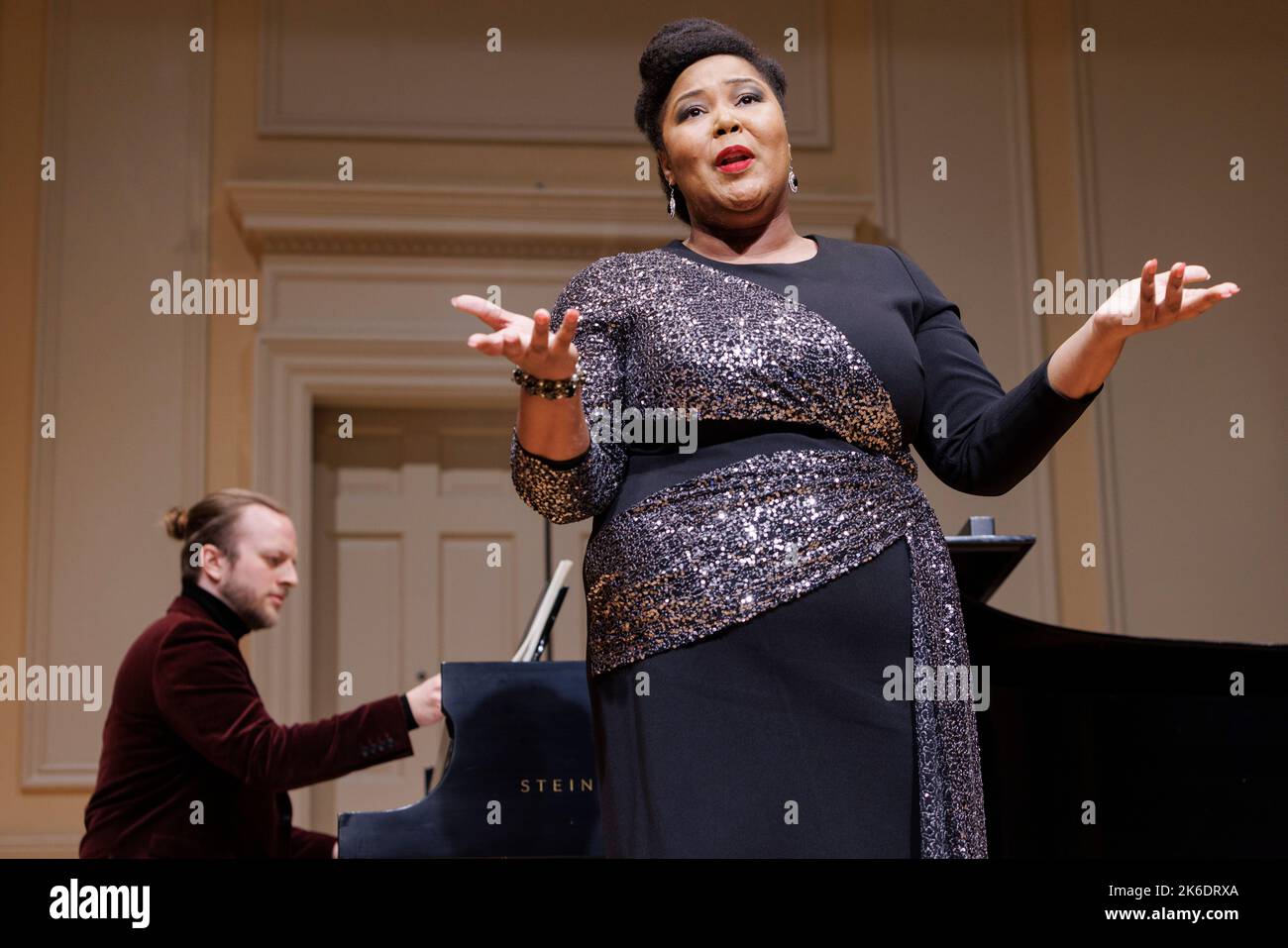 Washington, Vereinigte Staaten von Amerika. 12. Mai 2022. Die Schauspielerin „Castor and Patience“, Victoria Okafor, spielt eine Auswahl der kommenden Oper während einer Vorschau im Coolidge Auditorium in der Library of Congress, 12. Mai 2022 in Washington, D.C. Quelle: Shawn Miller/Library of Congress/Alamy Live News Stockfoto