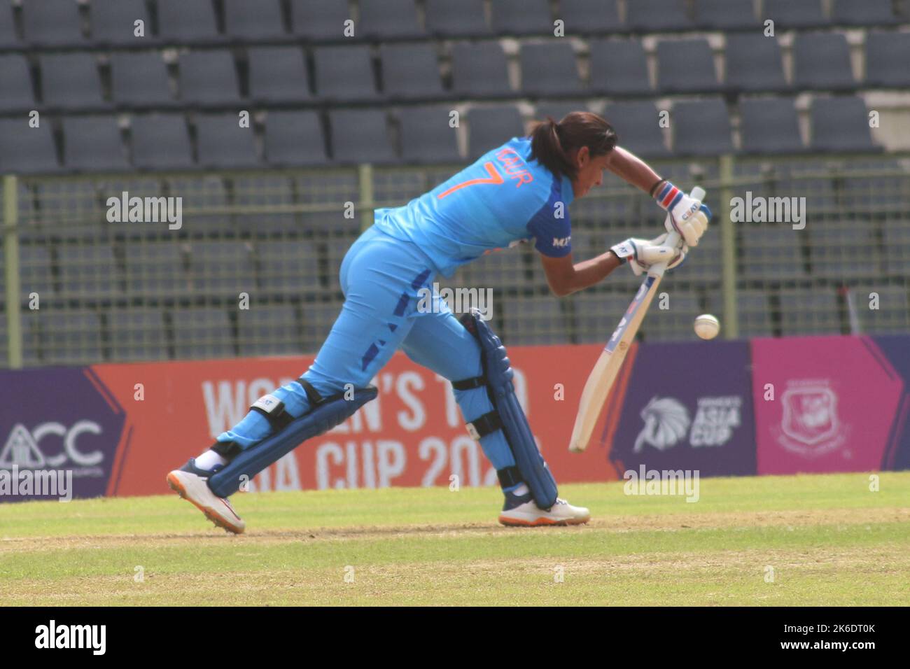 13. Oktober 2022. Sylhet- Bangladesh: Indiens Frauenbatsman hat sich heute im Sylhet International Cricket Stadium Bangladesh gegen thailändische Frauen geschlagen. Am 13. Oktober 2022 in Sylhet, Bangladesh. (Foto Von Md Rafayat Haque Khan / Eyepix Group) Stockfoto