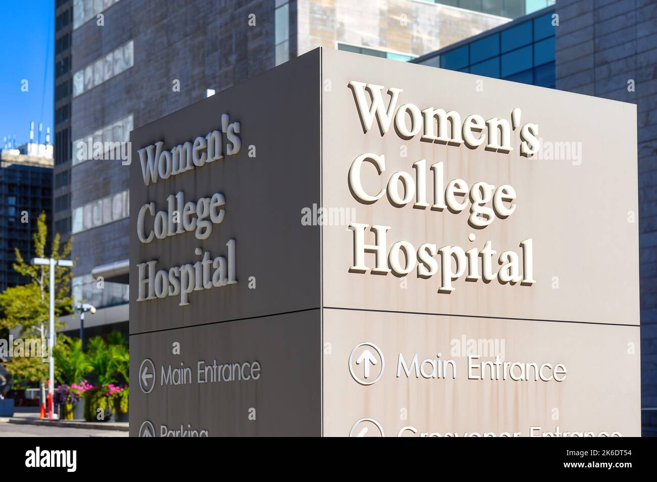 Außenschild im Women's College Hospital. Das Gebäude befindet sich im Hintergrund. Stockfoto