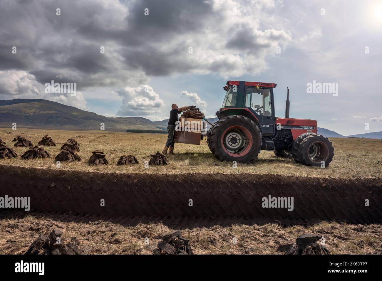 Ballycroy, County Mayo, Irland, 5-9-2020. Ernte von handgeschnittenem Rasen in Nordwestirland Stockfoto