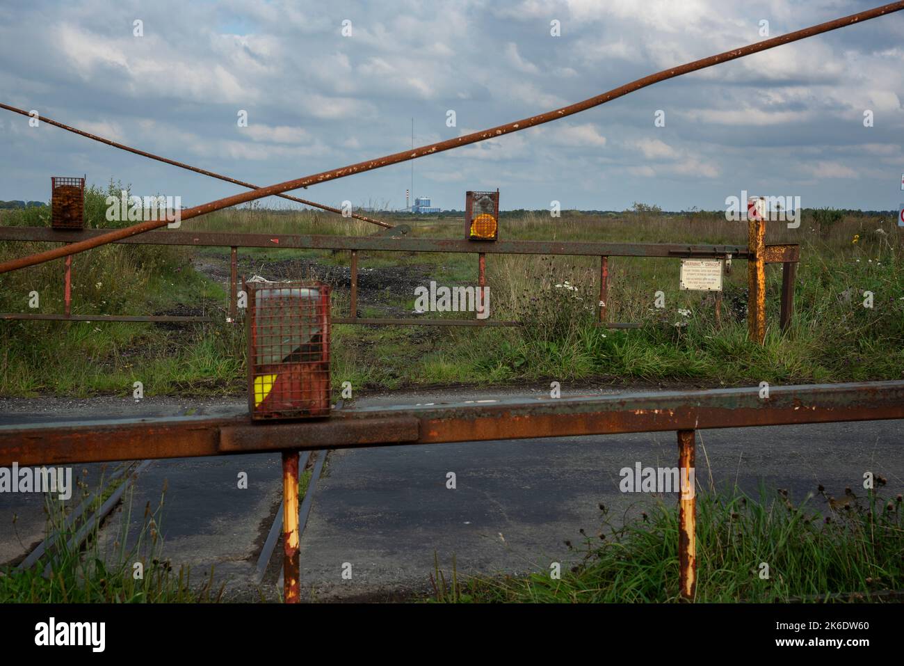 Überreste einer alten Eisenbahnkreuzung für den Torftransport durch Bord na Móna. In der Ferne das Torfkraftwerk von Edenderry. Stockfoto