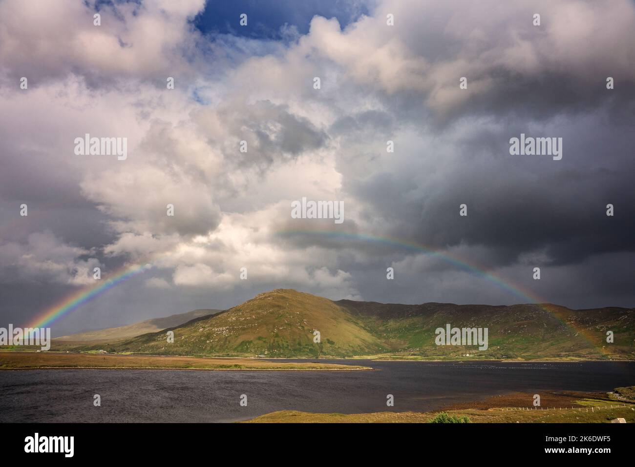 Regenbogen über dem Claggan Mountain in Blacksod Bay, County Mayo Irland Stockfoto