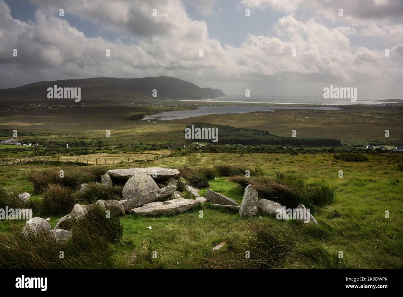 Wunderschöne Aussicht vom Megalithischen Grab am Hang des Slievemore Berges auf Achill Island in Irland. Stockfoto