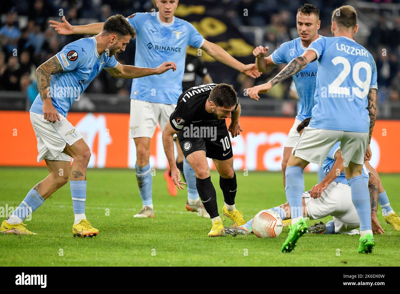 Roma, Italien. 13. Oktober 2022. Gila Fuentes Mario von der SS Lazio, Otar Kiteishvili von Sturm Graz, Gabarron Gil Patricio alias Patric, Danilo Cataldi und Manuel Lazzari von der SS Lazio kämpfen während des Europa League Group F Fußballspiels zwischen der SS Lazio und dem Sturm Graz im Olimpico-Stadion in Roma (Italien) am 13.. Oktober um den Ball. 2022. Foto Antonietta Baldassarre/Insidefoto Kredit: Insidefoto di andrea staccioli/Alamy Live News Stockfoto