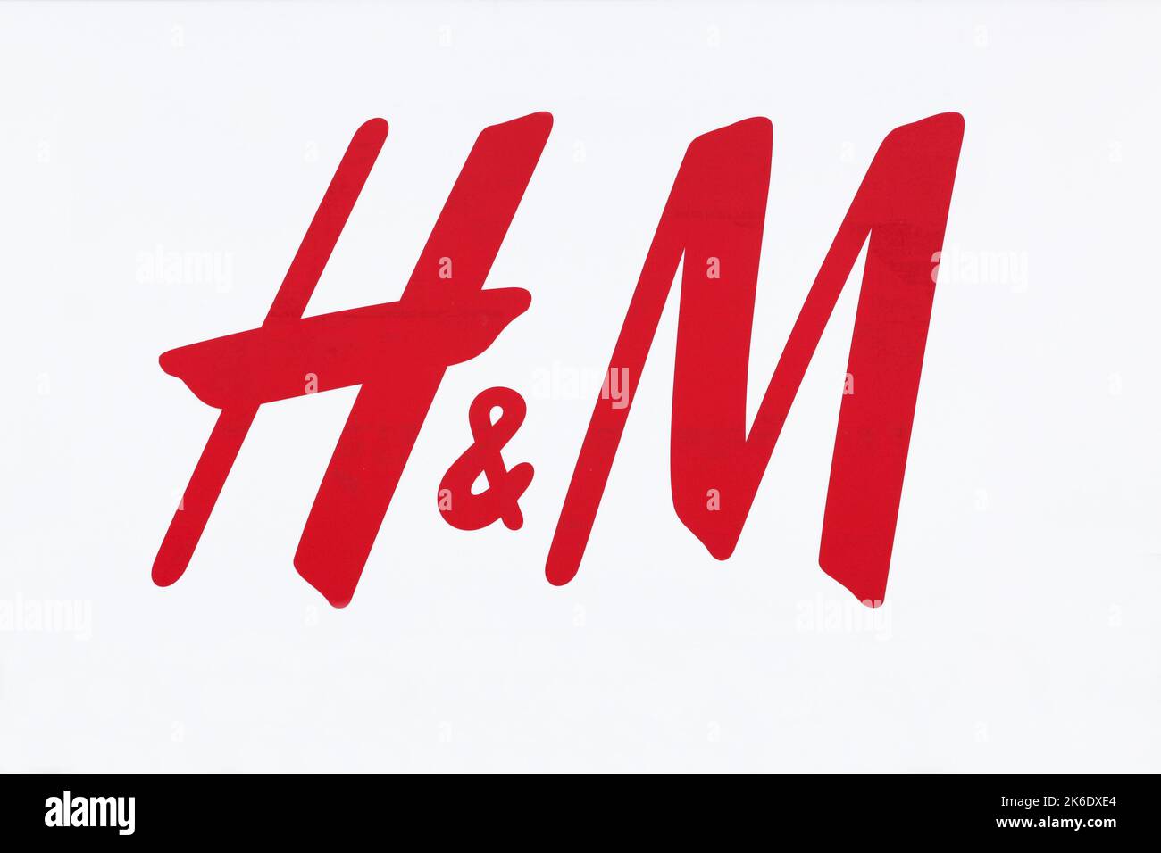 Hjorring, Dänemark - Juni 28, 2015: H&M Logo auf einer Fassade. H&M ist ein schwedischen multinationalen Einzelhandels Kleidung Firma Stockfoto