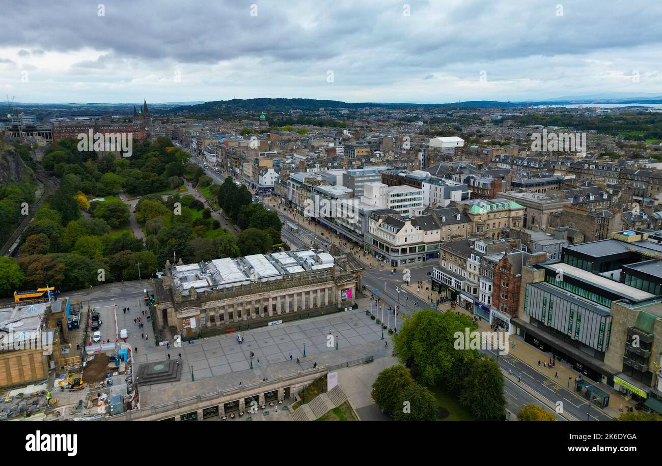 Die Stadt Edinburgh von oben - EDINBURGH, SCHOTTLAND - 4. OKTOBER 2022 Stockfoto