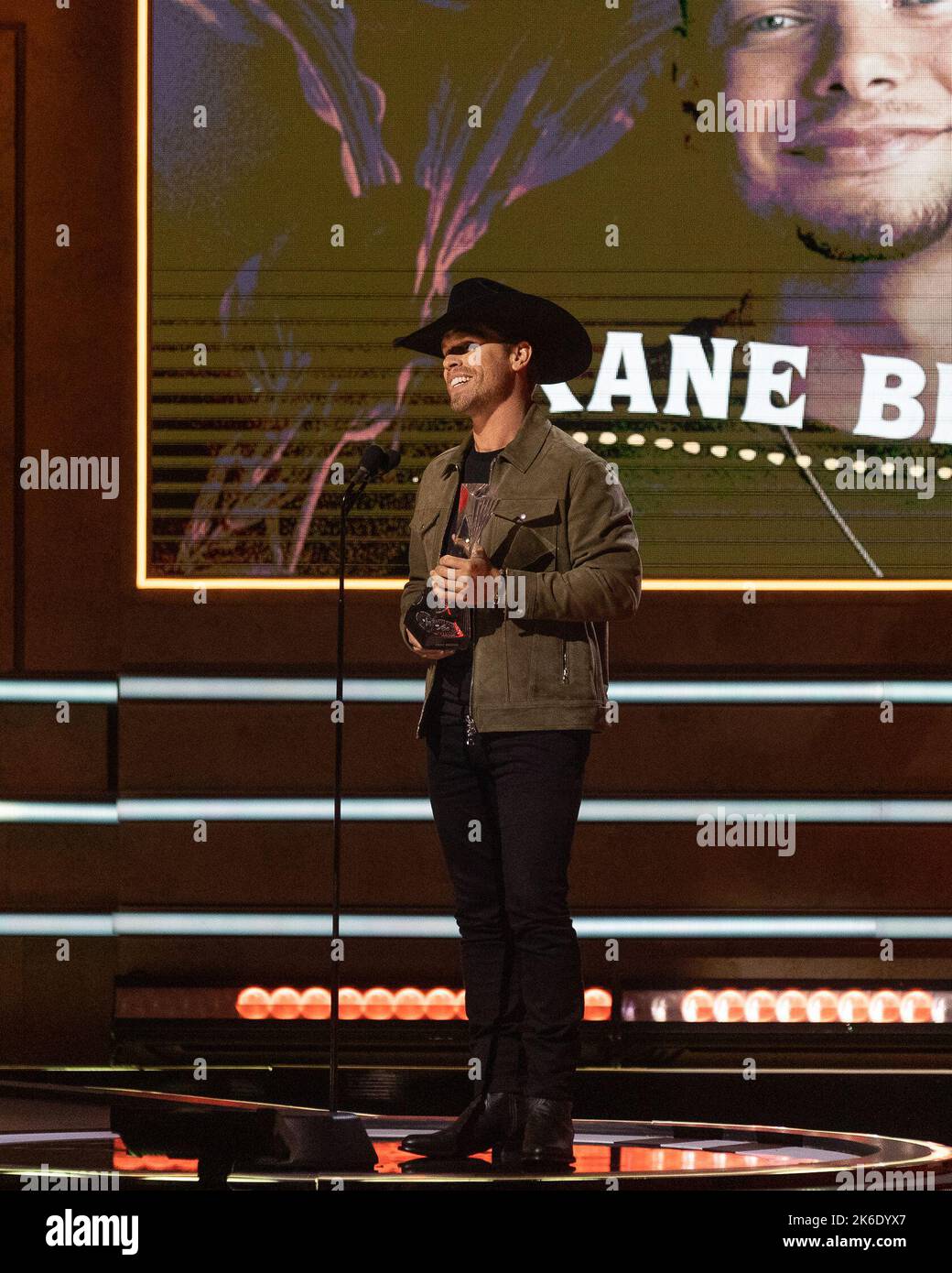 Dustin Lynch überreicht am 12. Oktober 2022 eine Auszeichnung auf der Bühne des CMT Artists of the Year im Nashville Schermerhorn Symphony Center in Nashville, TN. (Foto von Justin Renfroe/ Sipa USA) Stockfoto