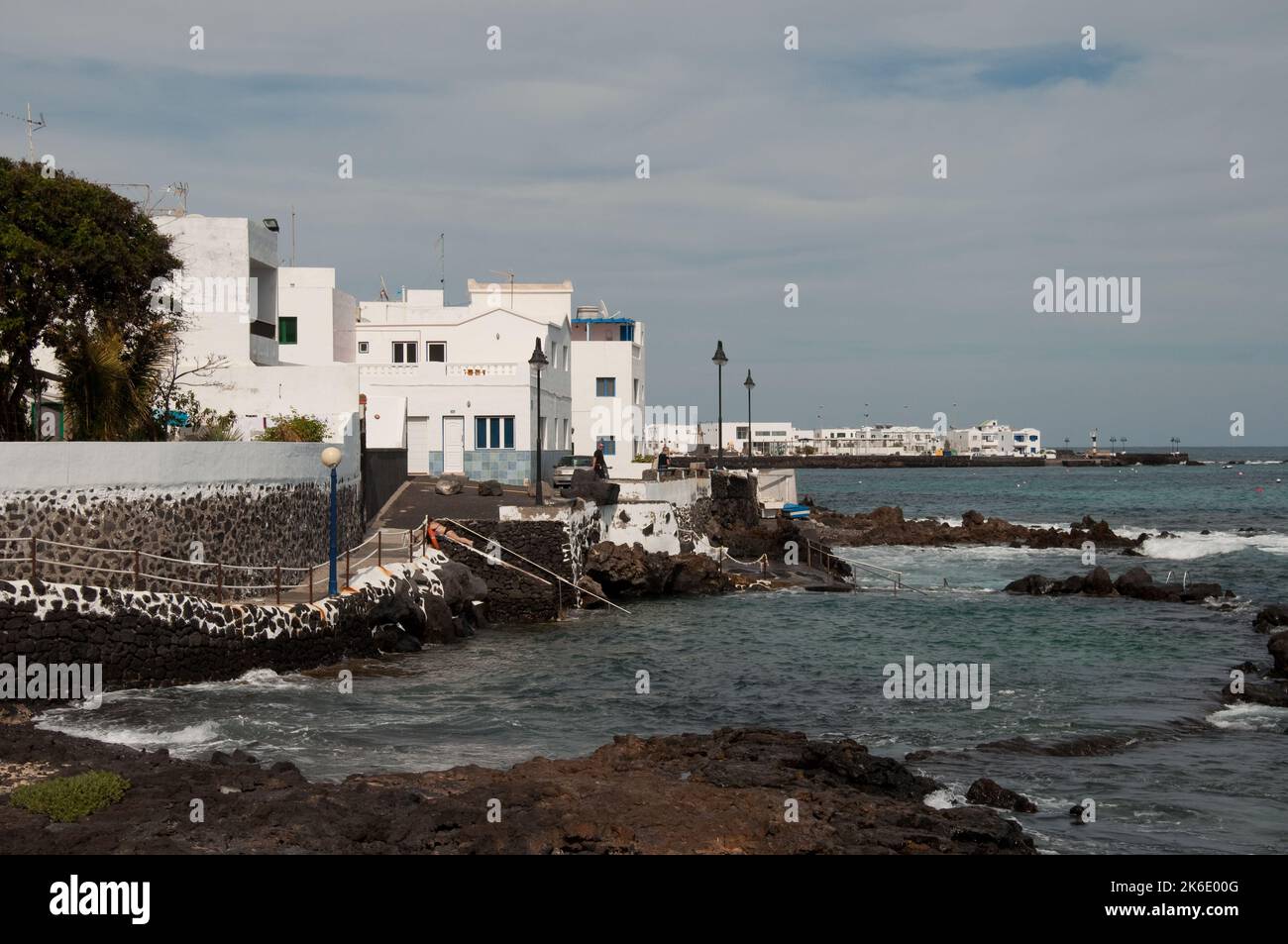 Punta Mujeres, Lanzarote, Kanarische Inseln. Felsige Küste, weiße Häuser, türkisfarbenes Meer Stockfoto
