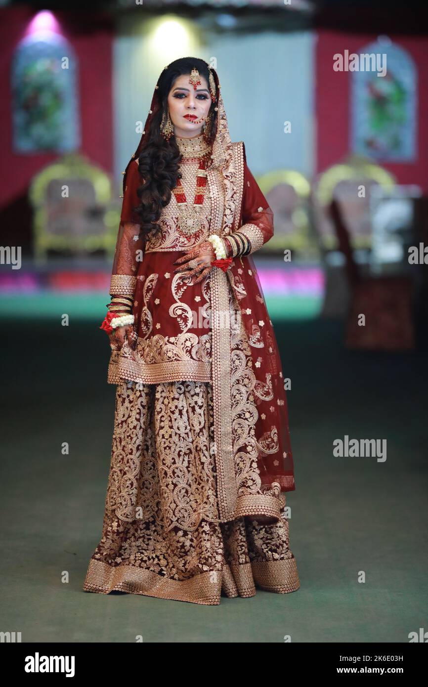 Braut bei Baraat und Rukhsatee Zeremonie in Karachi, moderne pakistanische Hochzeit mit einem traditionellen Touch Stockfoto