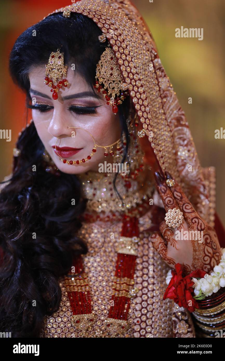 Braut bei Baraat und Rukhsatee Zeremonie in Karachi, moderne pakistanische Hochzeit mit einem traditionellen Touch Stockfoto