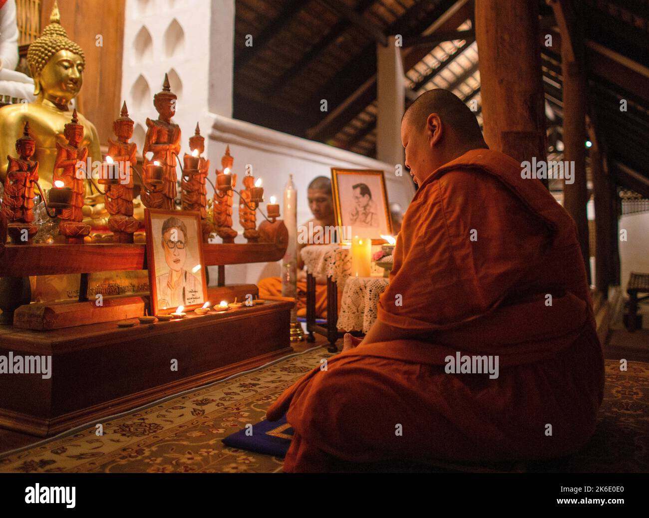 Chiang Mai, Thailand. 13. Oktober 2022. Thailändische buddhistische Mönche beten während einer religiösen Zeremonie zum Gedenken an den 6.. Todestag des thailändischen Königs Bhumibol Adulyadej im Tempel Wat Pha Lat. König Bhumibol starb am 13. Oktober 2016 im Alter von 88 Jahren im Siriraj-Krankenhaus nach 70 Jahren Thronregierung. (Foto von Pongmanat Tasiri/SOPA Images/Sipa USA) Quelle: SIPA USA/Alamy Live News Stockfoto