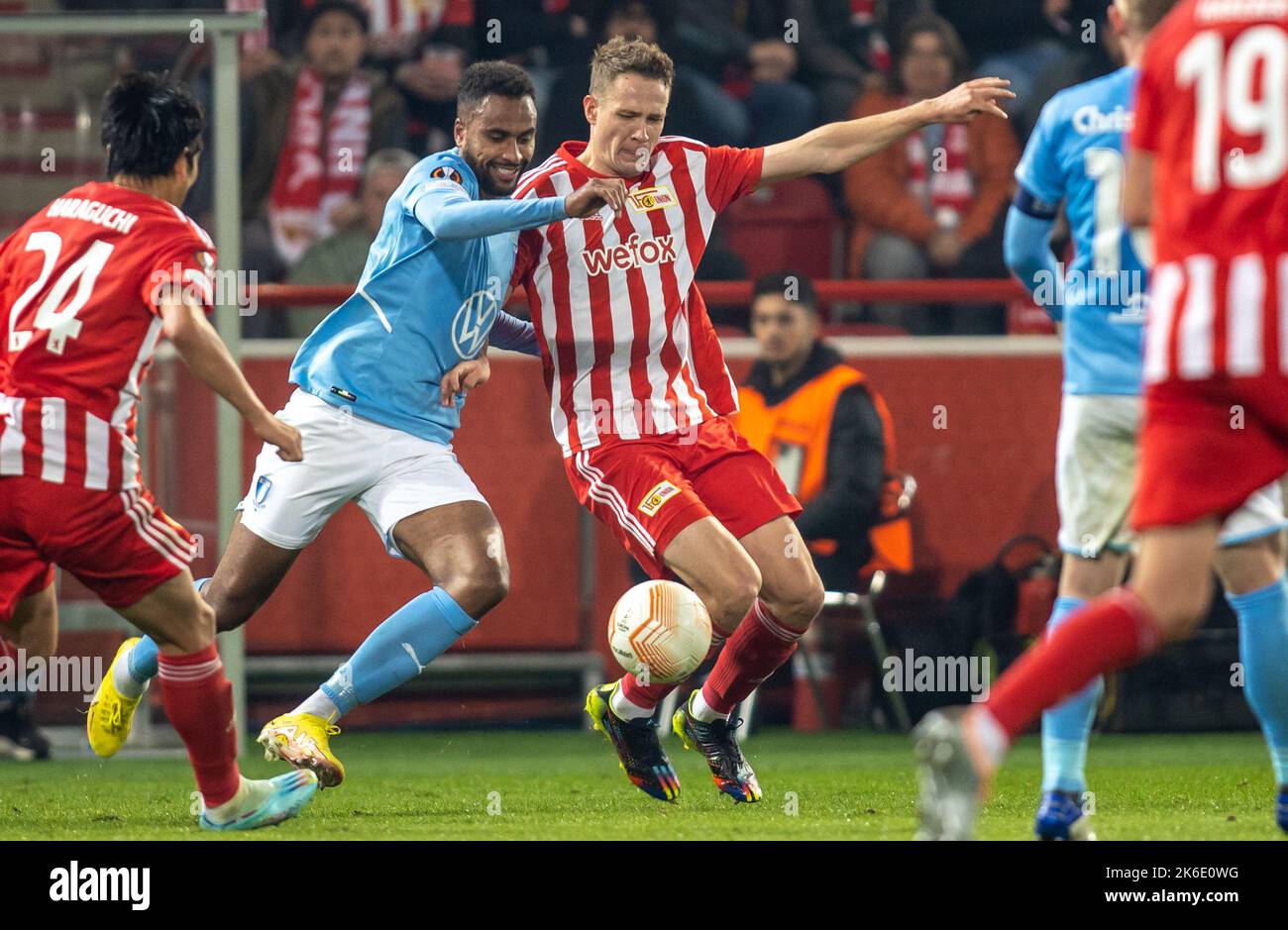 Berlin, Deutschland. 13. Oktober 2022. Fußball: Europa League, 1. FC Union Berlin - Malmö FF, Gruppenphase, Gruppe D, Matchday 4 im Stadion an der Alten Försterei: Der Berliner Paul Jaeckel (r) kämpft um den Ball gegen Isaac Kiese Thelin von Malmö FF. Quelle: Andreas Gora/dpa/Alamy Live News Stockfoto