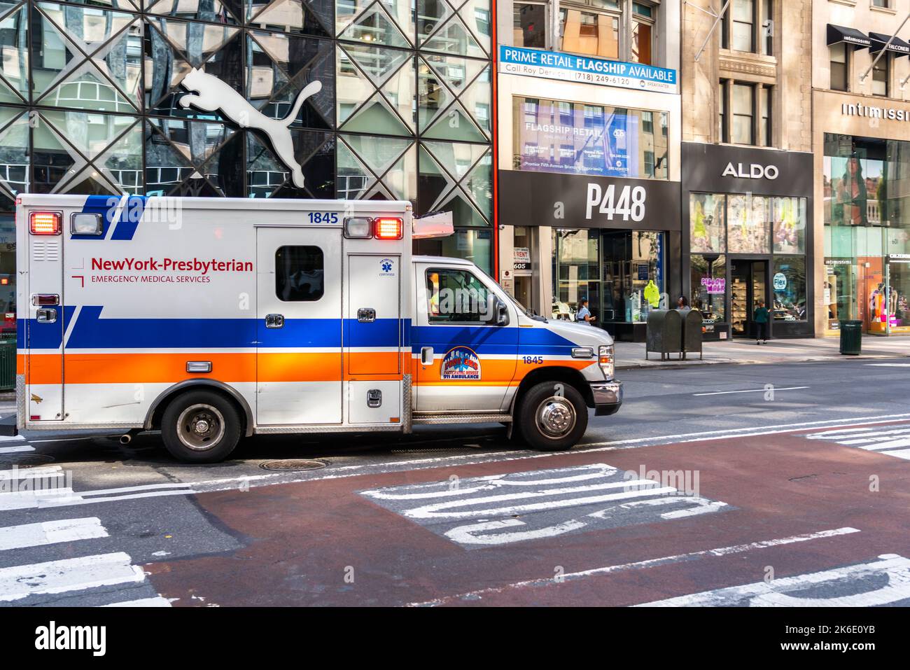 New York City, Usa - 18. September 2022. Krankenwagen auf den Straßen von New York in Eile zu rufen Stockfoto