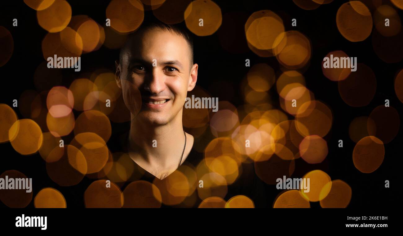 Rückseite Silhouette des Mannes isoliert auf magischem Hintergrund für Halloween mit Girlanden, Bokeh Lichter, hängende glühende Kürbisse, Rauch. Mystische Nacht Stockfoto