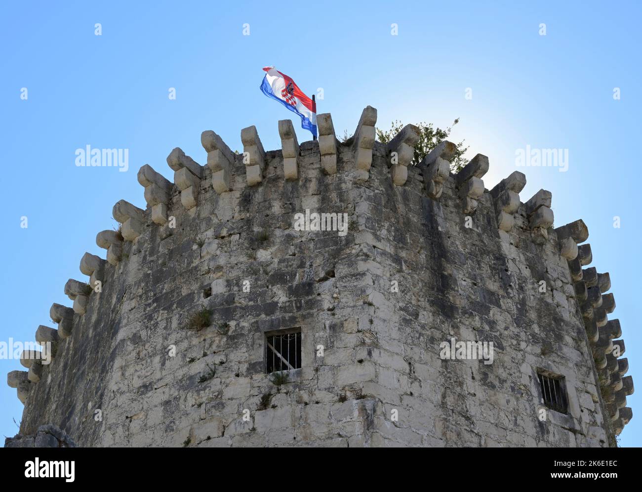 Burgturm mit Flagge, Trogir, Kroatien Stockfoto
