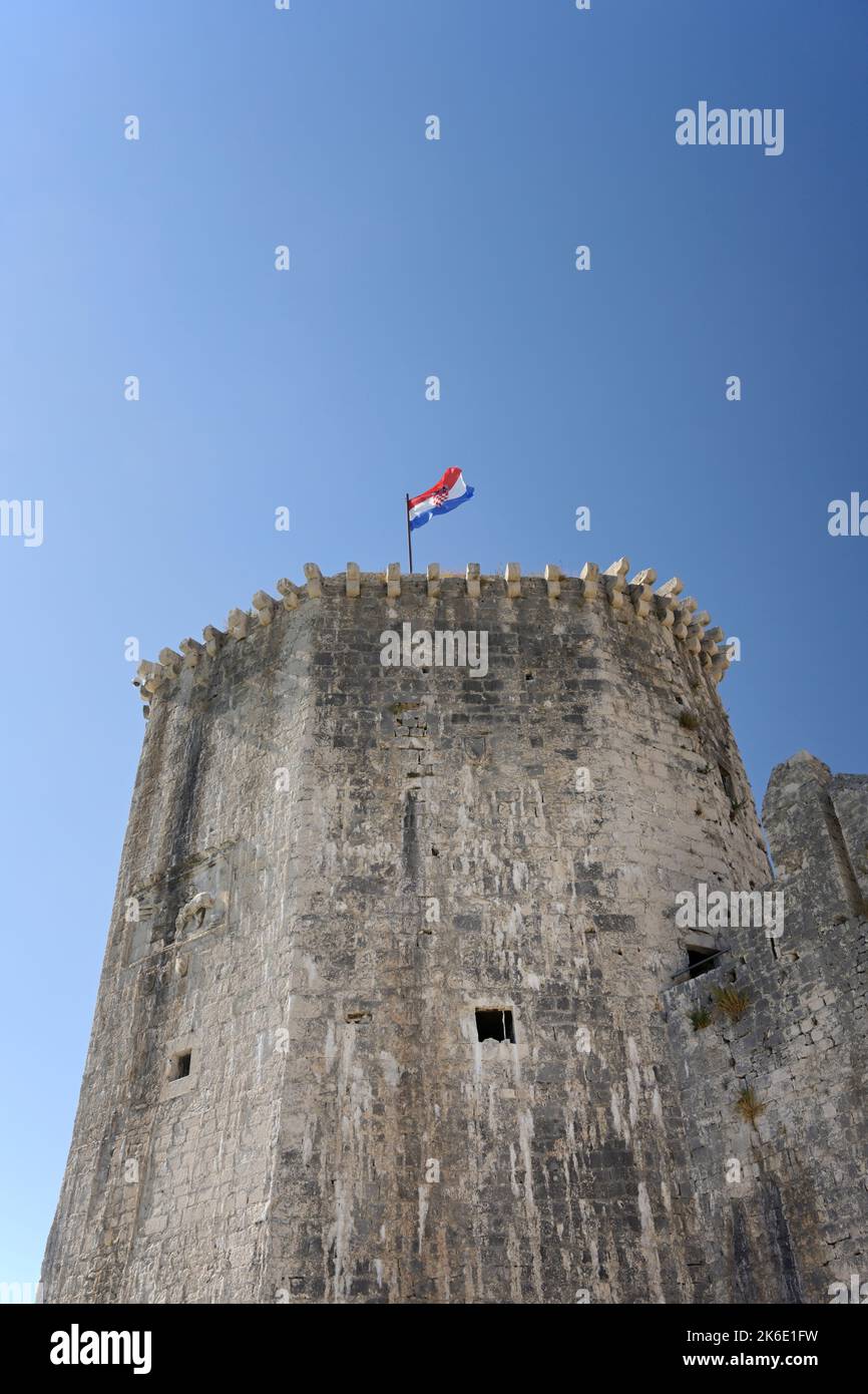 Burgturm mit Flagge, Trogir, Kroatien Stockfoto