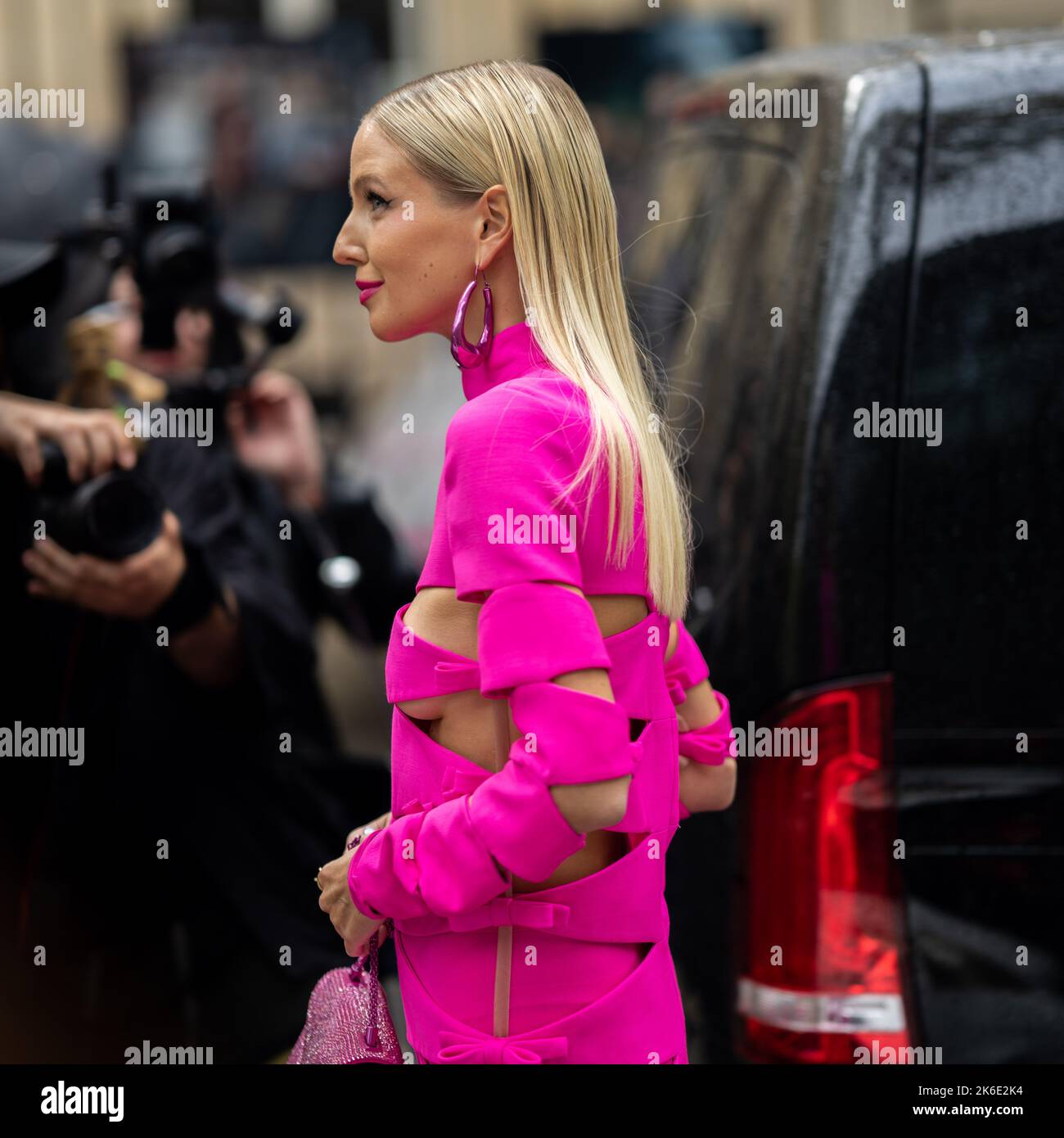 Leonie Hanne Street Style vor Valentino während der Paris Fashion Week SS23 Stockfoto