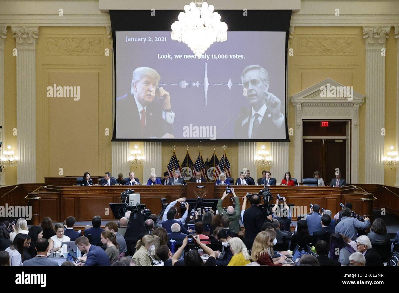 Washington, Usa. 13. Oktober 2022. Das Auswahlkomitee des US-Repräsentantenhauses zur Untersuchung des Angriffs auf das US-Kapitol vom 6. Januar spielt eine Aufzeichnung des Telefonanrufs des ehemaligen Präsidenten Donald Trump mit dem georgischen Außenminister Brad Raffensperger, in dem Trump sagte: „Schau, In einem Video, das während der öffentlichen Anhörung des Ausschusses auf dem Capitol Hill in Washington, DC am Donnerstag, dem 13. Oktober 2022 gezeigt wurde, brauchen wir nur 11.000 Stimmen. Poolfoto von Jonathan Ernst/UPI Credit: UPI/Alamy Live News Stockfoto