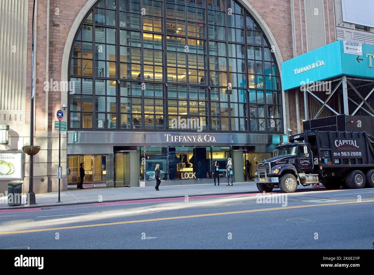 New York, NY, USA - 13. Oktober 2022: Eingang Tiffany & Co. In der 57. St, die mehrere Stockwerke über dem Eingang der 57. Street zeigt Stockfoto