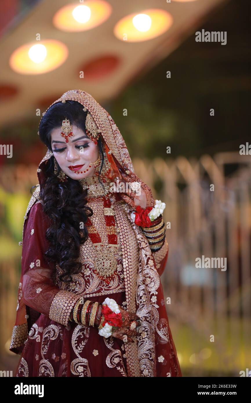 Braut bei Baraat und Rukhsatee Zeremonie in Karachi, moderne pakistanische Hochzeit mit einem traditionellen Touch Stockfoto
